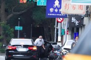 临猗台当局这个单位的公车，给了狗了