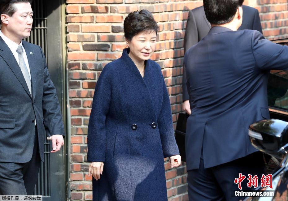 当地时间3月21日，韩国检察厅特别调查本部于21日上午9时30分传唤前总统朴槿惠，对她受贿(🧤)、滥用职权等嫌疑进行调查，朴(🚥)槿惠将成为韩国宪政史上第四位被检方传讯的总统。图为朴槿惠在安保人员的保护下离开居住地。